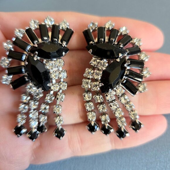 Vintage Warner large dangling clip on black and clear rhinestones earrings. - Picture 5 of 6